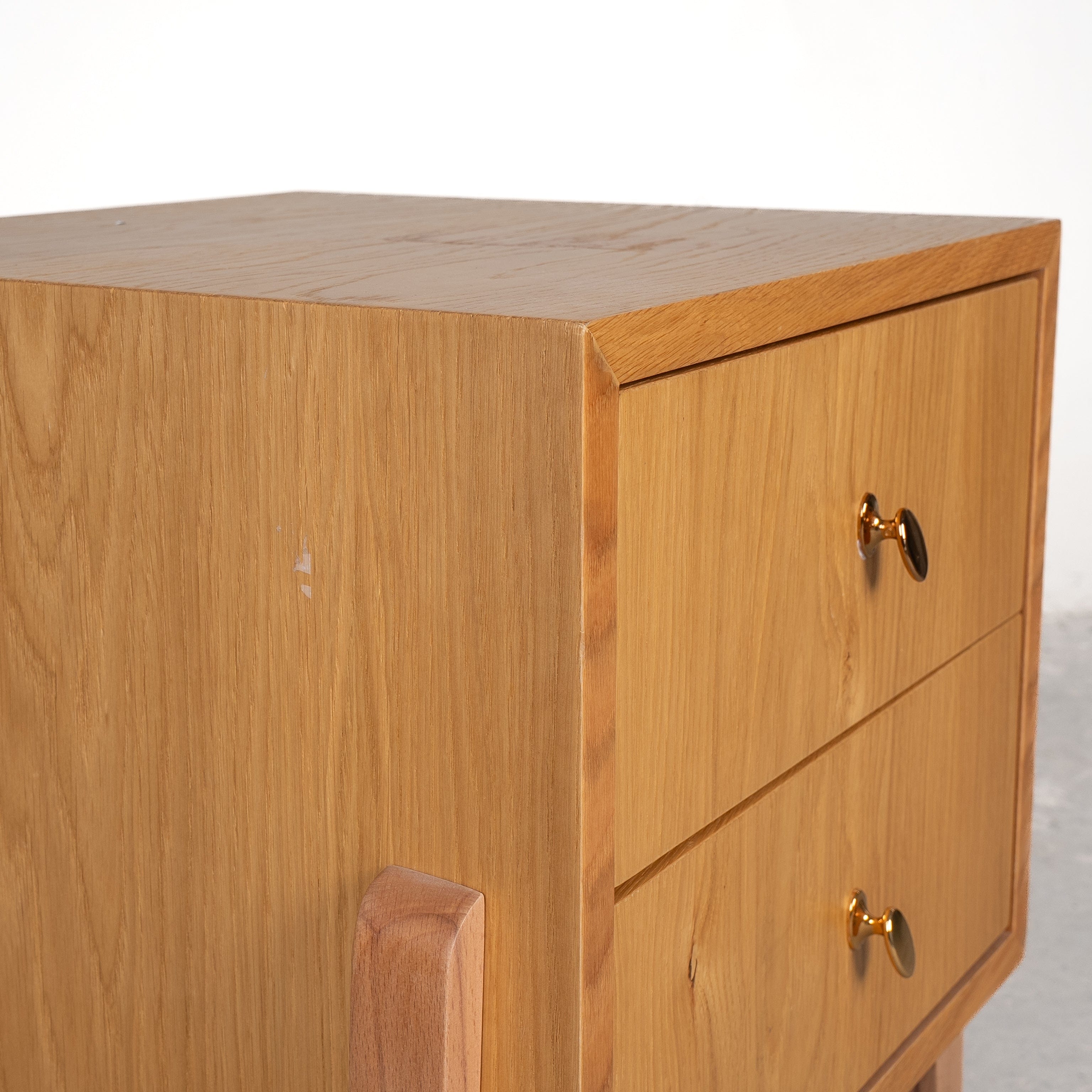 Elephant Oak Nightstand with 2 Drawers 10126